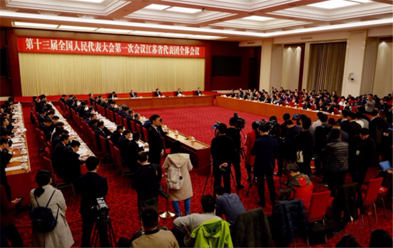 肖伟代表在审议政府工作报告时作交流发言：创新动能，勇开新局，推进新时代国药高质量发展